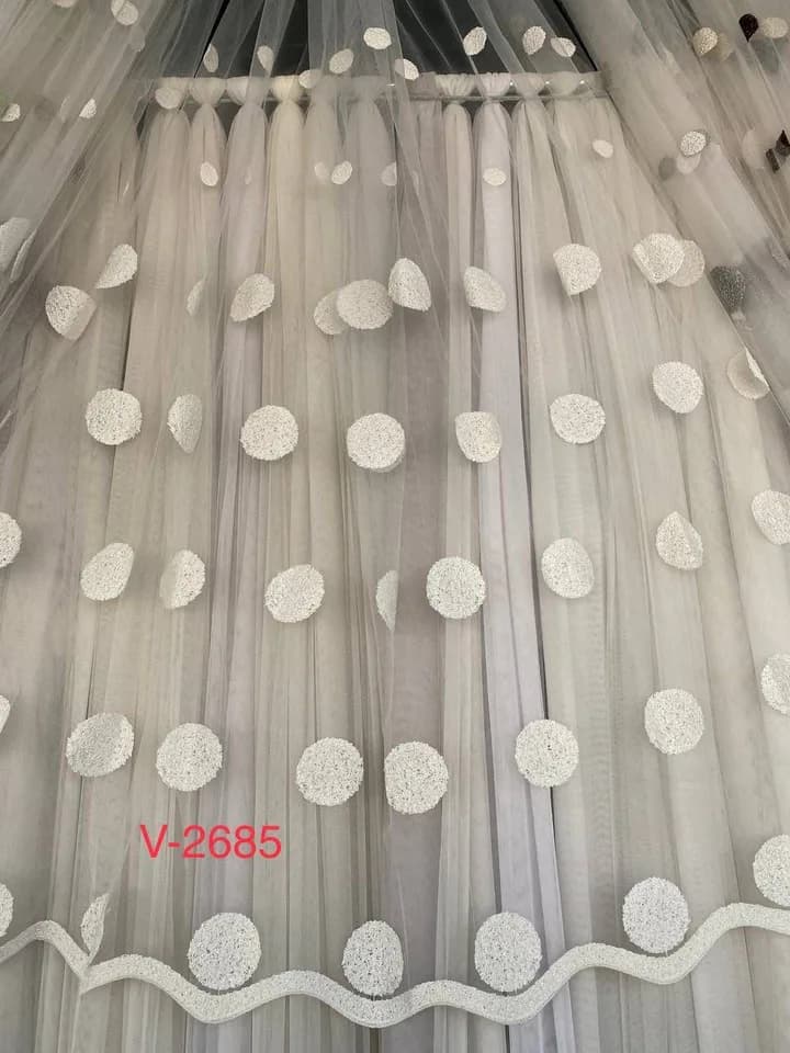 Исходное фото тюля с вышивкой, снятое в магазине на телефон